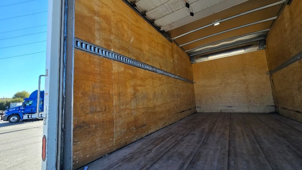 Medium Duty Box Truck-Light and Medium Duty Trucks-Isuzu-2019-NRR-Greensboro-NC-138,982\n\t\tmiles-$ 39,500 - Image 10