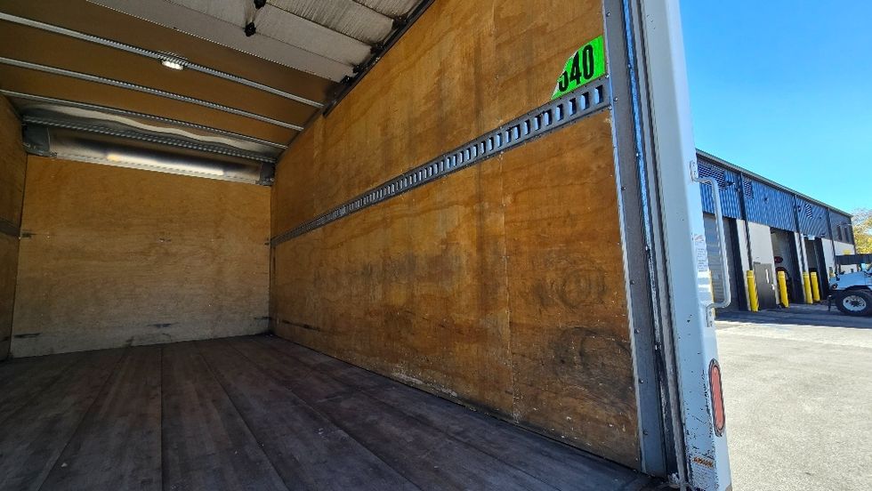 Medium Duty Box Truck-Light and Medium Duty Trucks-Isuzu-2019-NRR-Greensboro-NC-138,982\n\t\tmiles-$ 39,500 - Image 11