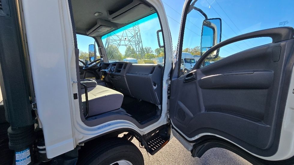 Medium Duty Box Truck-Light and Medium Duty Trucks-Isuzu-2019-NRR-Greensboro-NC-141,065\n\t\tmiles-$ 39,250 - Image 19