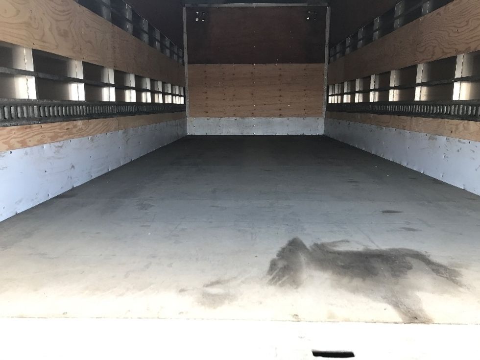 Medium Duty Box Truck-Light and Medium Duty Trucks-Isuzu-2020-NRR-Boucherville-PQ-286,542\n\t\tkm-$ 45,750 - Image 10
