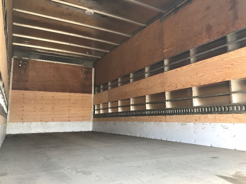 Medium Duty Box Truck-Light and Medium Duty Trucks-Isuzu-2020-NRR-Boucherville-PQ-286,542\n\t\tkm-$ 45,750 - Image 12