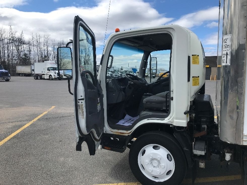 Medium Duty Box Truck-Light and Medium Duty Trucks-Isuzu-2020-NRR-Boucherville-PQ-286,542\n\t\tkm-$ 45,750 - Image 16