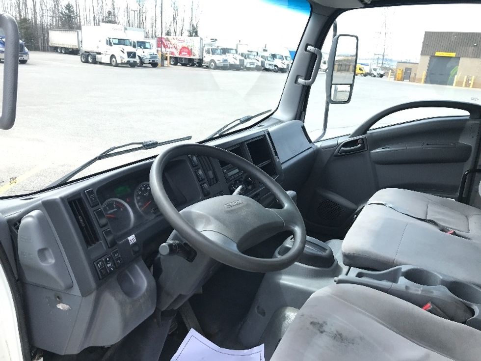 Medium Duty Box Truck-Light and Medium Duty Trucks-Isuzu-2020-NRR-Boucherville-PQ-286,542\n\t\tkm-$ 45,750 - Image 17