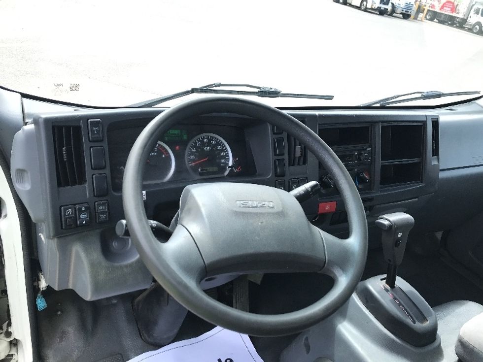 Medium Duty Box Truck-Light and Medium Duty Trucks-Isuzu-2020-NRR-Boucherville-PQ-286,542\n\t\tkm-$ 45,750 - Image 18