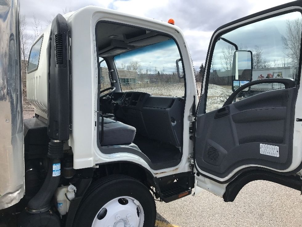 Medium Duty Box Truck-Light and Medium Duty Trucks-Isuzu-2020-NRR-Boucherville-PQ-286,542\n\t\tkm-$ 45,750 - Image 20