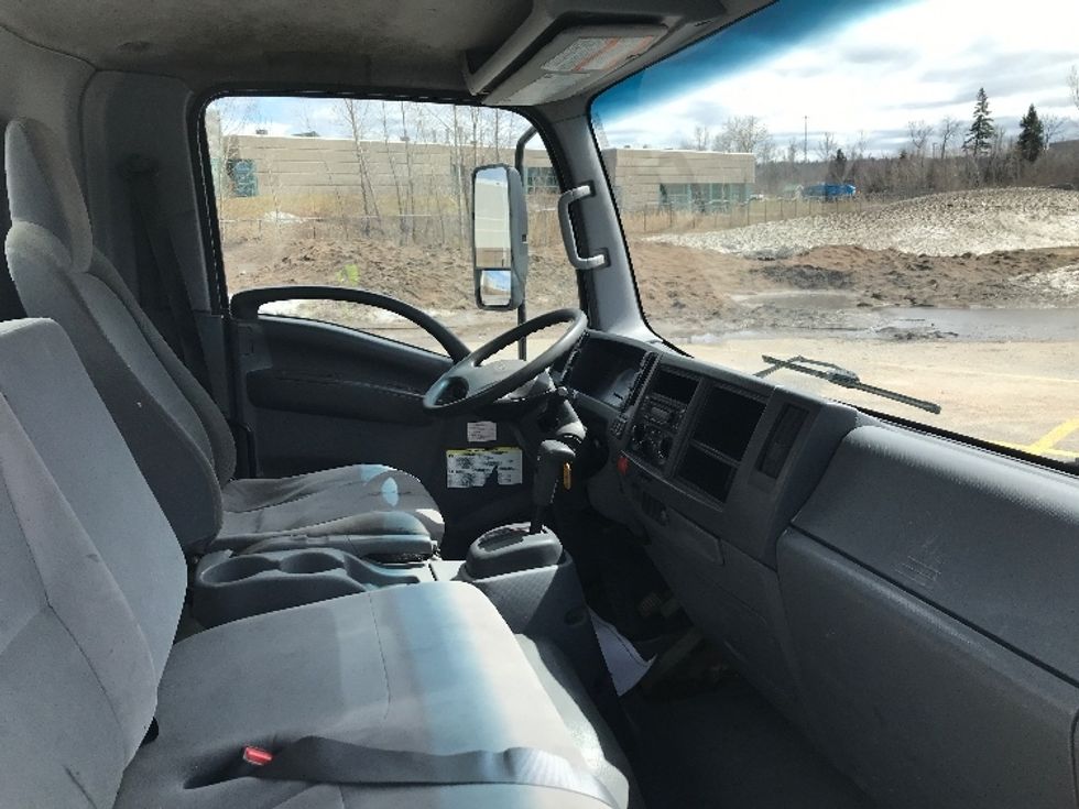 Medium Duty Box Truck-Light and Medium Duty Trucks-Isuzu-2020-NRR-Boucherville-PQ-286,542\n\t\tkm-$ 45,750 - Image 22