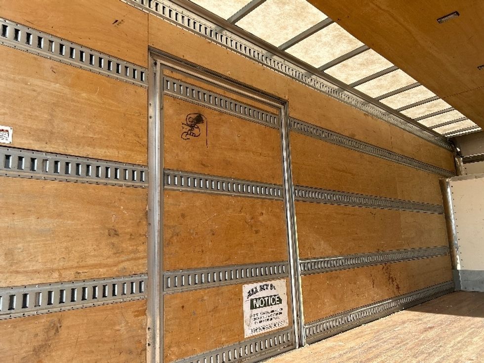 Medium Duty Box Truck-Light and Medium Duty Trucks-Isuzu-2020-NRR-Chicago (Melrose Park)-IL-105,405\n\t\tmiles-$ 44,500 - Image 11