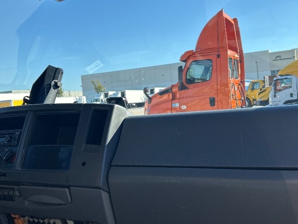 Medium Duty Box Truck-Light and Medium Duty Trucks-Isuzu-2020-NRR-Houston-TX-90,461\n\t\tmiles-$ 47,000 - Image 18