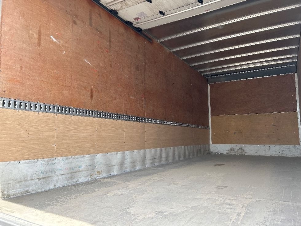 Medium Duty Box Truck-Light and Medium Duty Trucks-Isuzu-2020-NRR-Montreal-PQ-195,558\n\t\tkm-$ 51,750 - Image 10