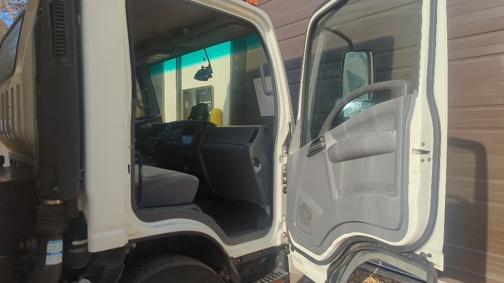 Medium Duty Box Truck-Light and Medium Duty Trucks-Isuzu-2020-NRR-Suwanee-GA-84,012\n\t\tmiles-$ 50,750 - Image 19