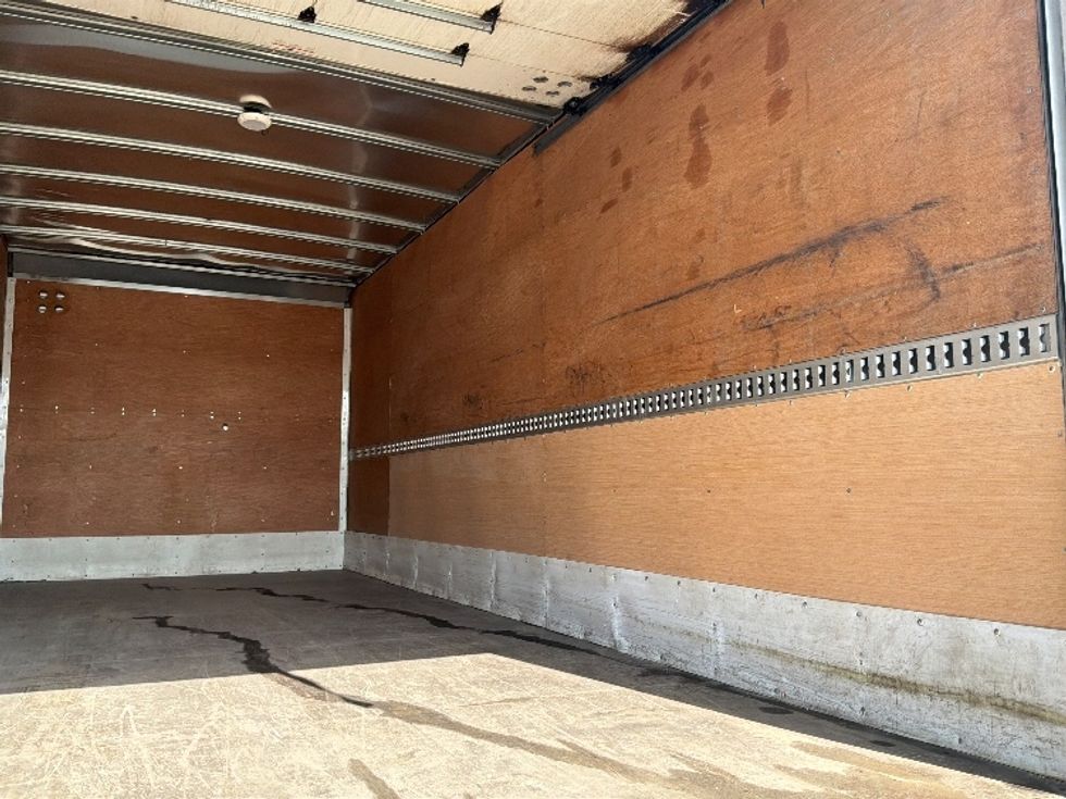 Medium Duty Box Truck-Light and Medium Duty Trucks-Isuzu-2021-NRR-Montreal-PQ-128,584\n\t\tkm-$ 62,750 - Image 12