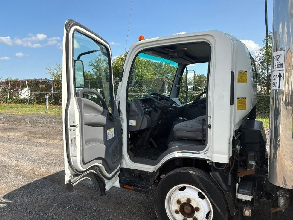 Medium Duty Box Truck-Light and Medium Duty Trucks-Isuzu-2021-NRR-Montreal-PQ-128,584\n\t\tkm-$ 62,750 - Image 16