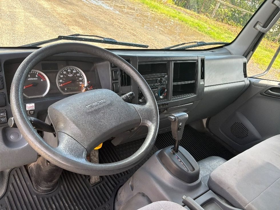 Medium Duty Box Truck-Light and Medium Duty Trucks-Isuzu-2021-NRR-Montreal-PQ-128,584\n\t\tkm-$ 62,750 - Image 17
