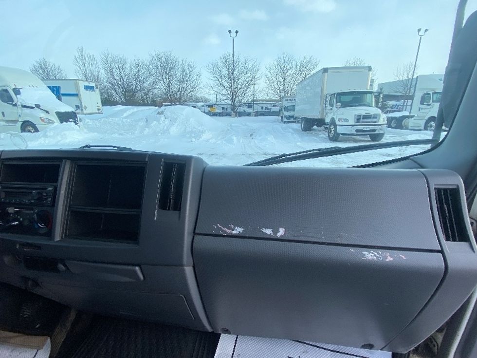 Medium Duty Box Truck-Light and Medium Duty Trucks-Isuzu-2022-NRR-Mississauga-ON-174,000\n\t\tkm-$ 65,500 - Image 21