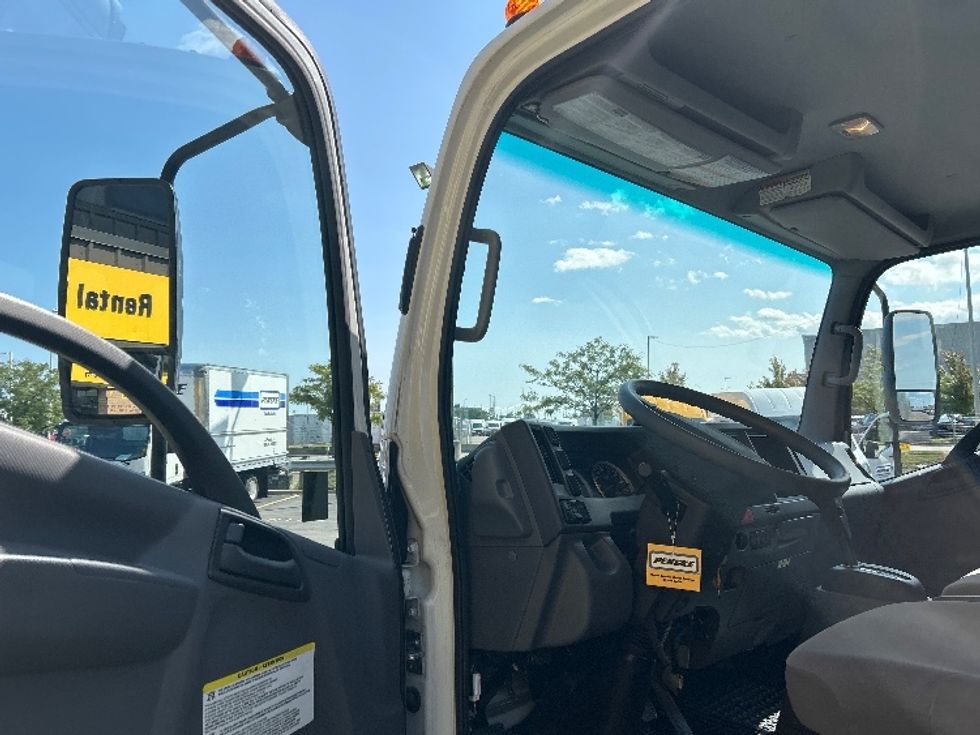 Medium Duty Box Truck-Light and Medium Duty Trucks-Isuzu-2022-NRR-Mississauga-ON-21,661\n\t\tkm-$ 82,500 - Image 16