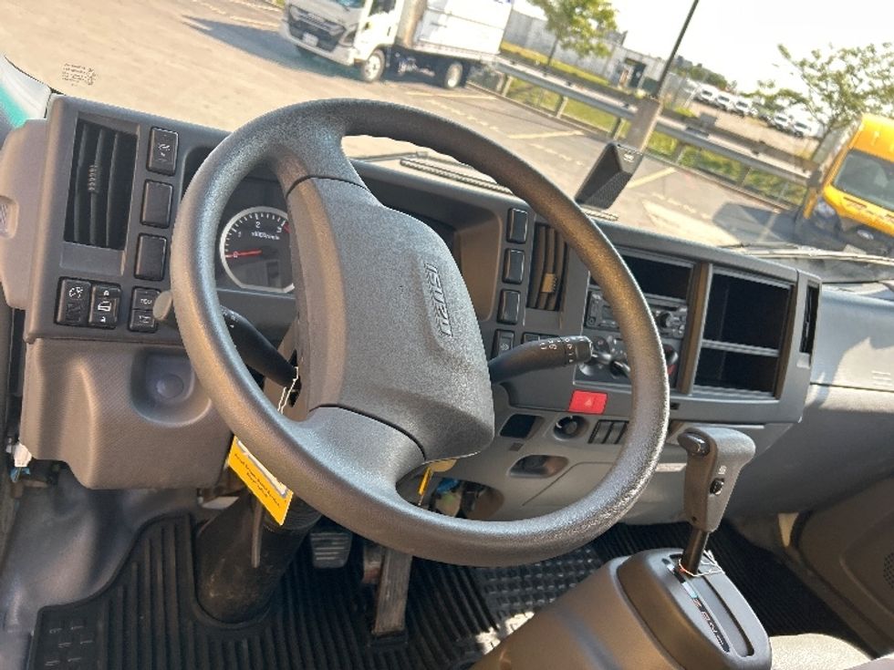 Medium Duty Box Truck-Light and Medium Duty Trucks-Isuzu-2022-NRR-Mississauga-ON-21,661\n\t\tkm-$ 82,500 - Image 17