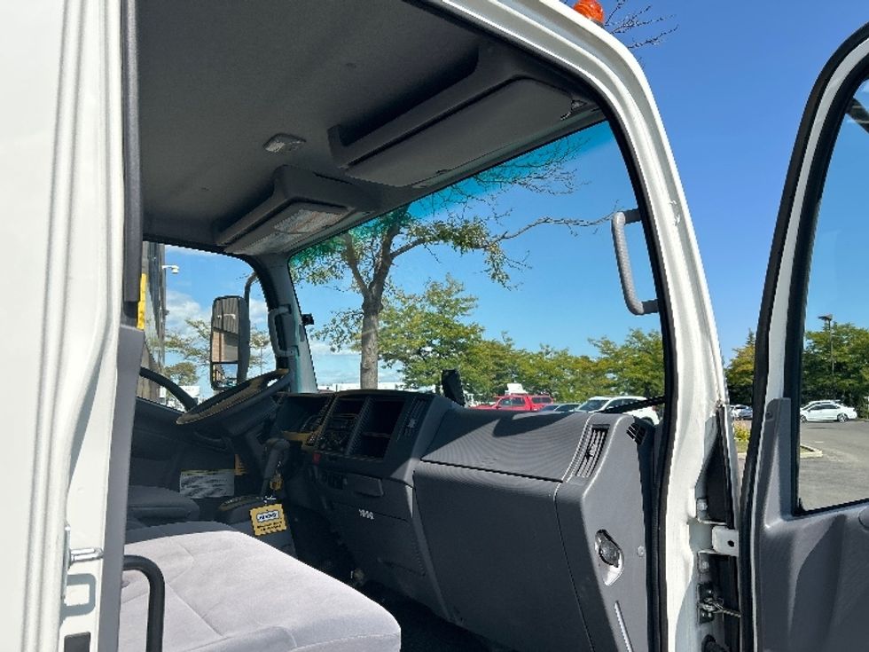 Medium Duty Box Truck-Light and Medium Duty Trucks-Isuzu-2022-NRR-Mississauga-ON-21,661\n\t\tkm-$ 82,500 - Image 20