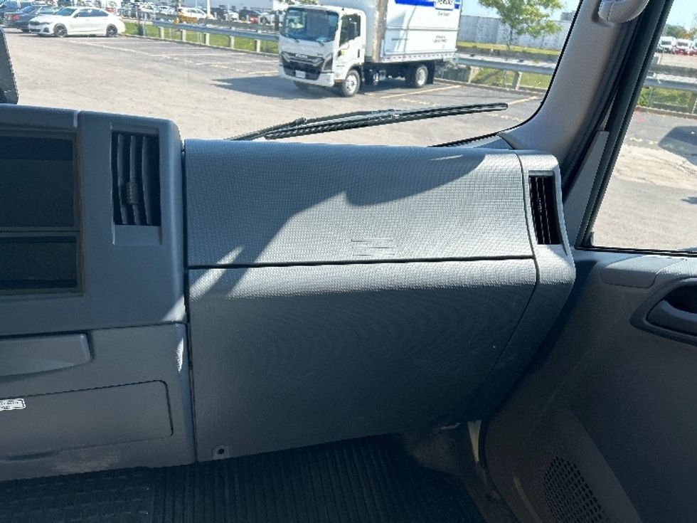 Medium Duty Box Truck-Light and Medium Duty Trucks-Isuzu-2022-NRR-Mississauga-ON-21,661\n\t\tkm-$ 82,500 - Image 21
