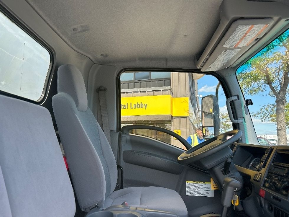 Medium Duty Box Truck-Light and Medium Duty Trucks-Isuzu-2022-NRR-Mississauga-ON-21,661\n\t\tkm-$ 82,500 - Image 22