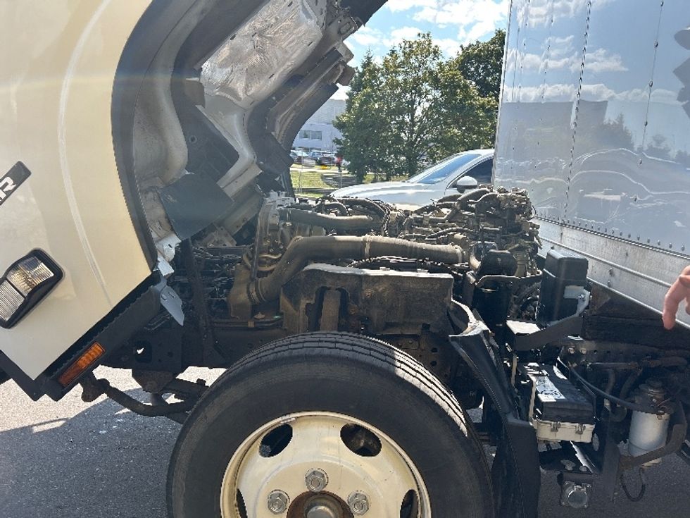 Medium Duty Box Truck-Light and Medium Duty Trucks-Isuzu-2022-NRR-Mississauga-ON-21,661\n\t\tkm-$ 82,500 - Image 24