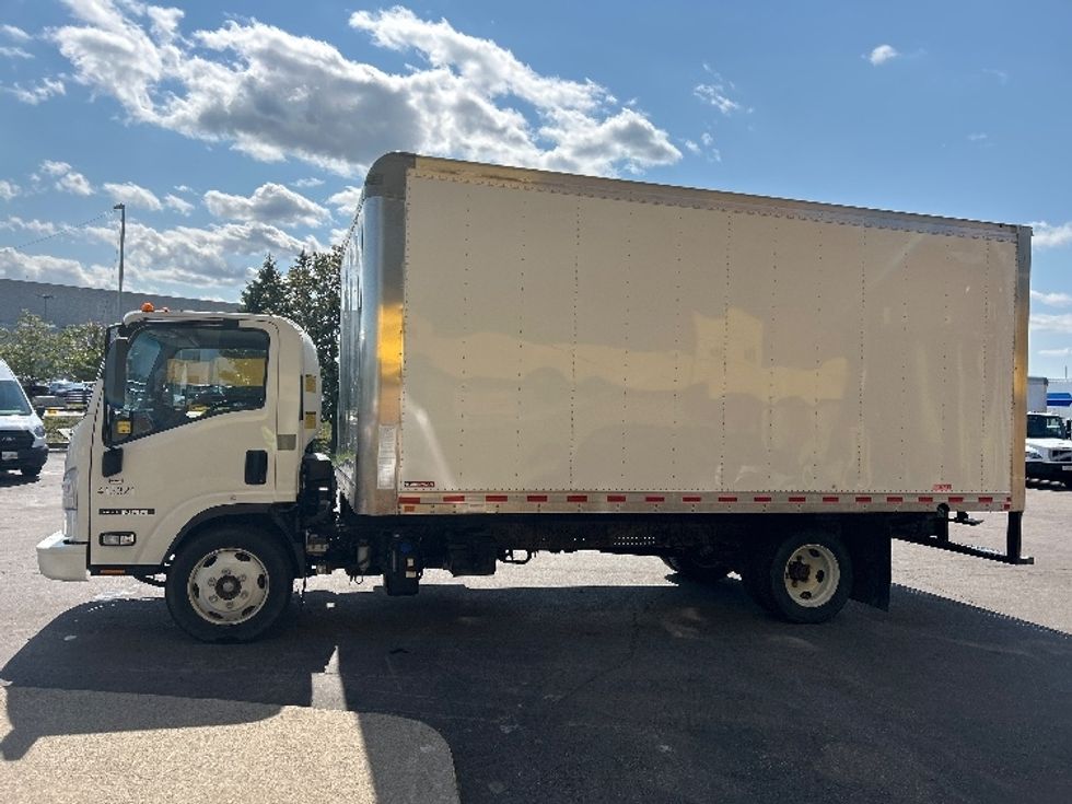 Medium Duty Box Truck-Light and Medium Duty Trucks-Isuzu-2022-NRR-Mississauga-ON-21,661\n\t\tkm-$ 82,500 - Image 4