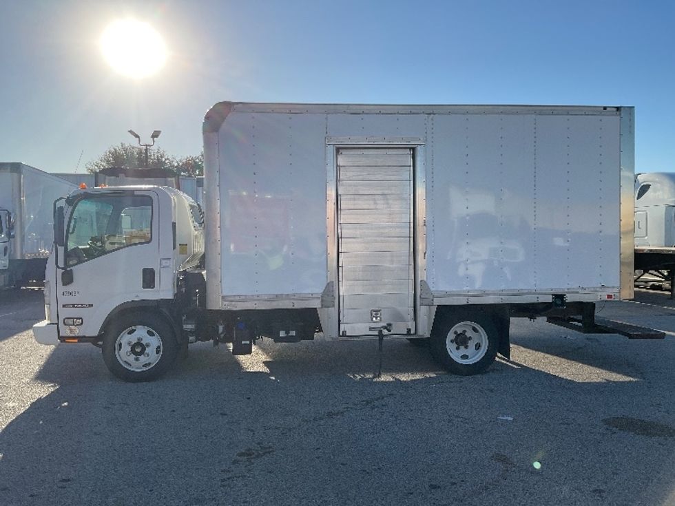 Medium Duty Box Truck-Light and Medium Duty Trucks-Isuzu-2022-NRR-Moberly-MO-141,147\n\t\tmiles-$ 36,500 - Image 4