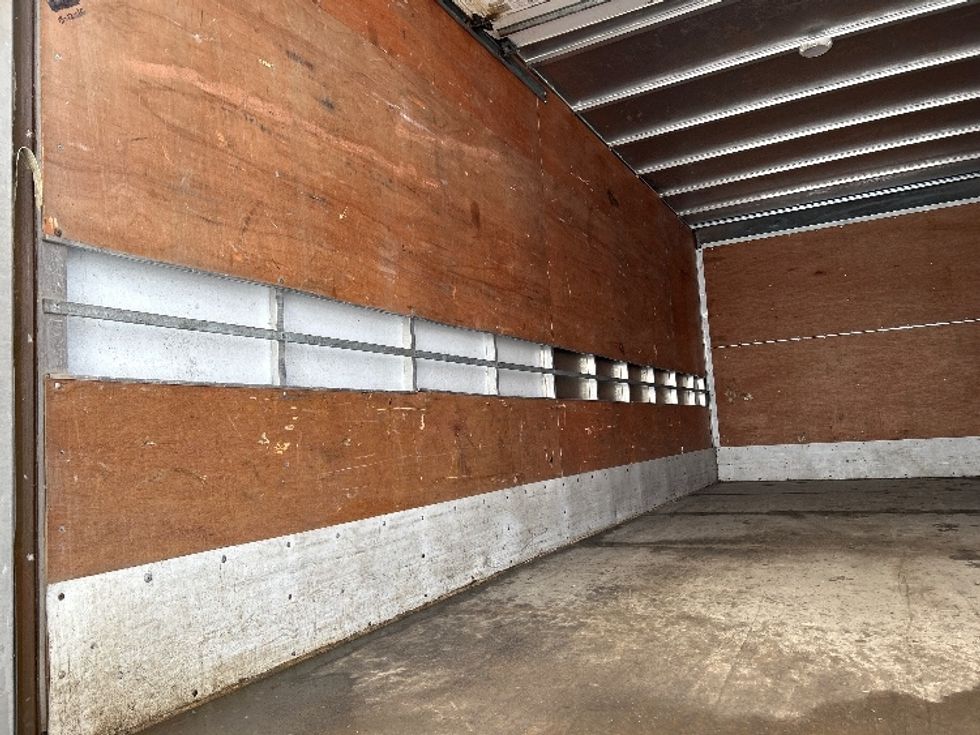 Medium Duty Box Truck-Light and Medium Duty Trucks-Isuzu-2022-NRR-Moncton-NB-188,266\n\t\tkm-$ 65,750 - Image 11