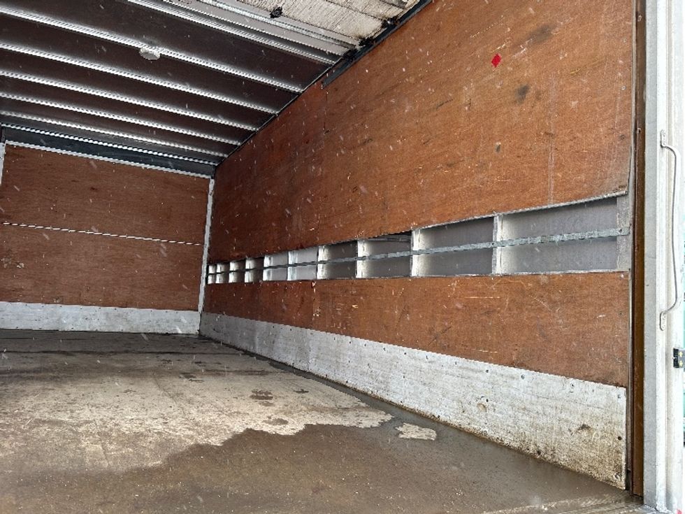 Medium Duty Box Truck-Light and Medium Duty Trucks-Isuzu-2022-NRR-Moncton-NB-188,266\n\t\tkm-$ 65,750 - Image 12