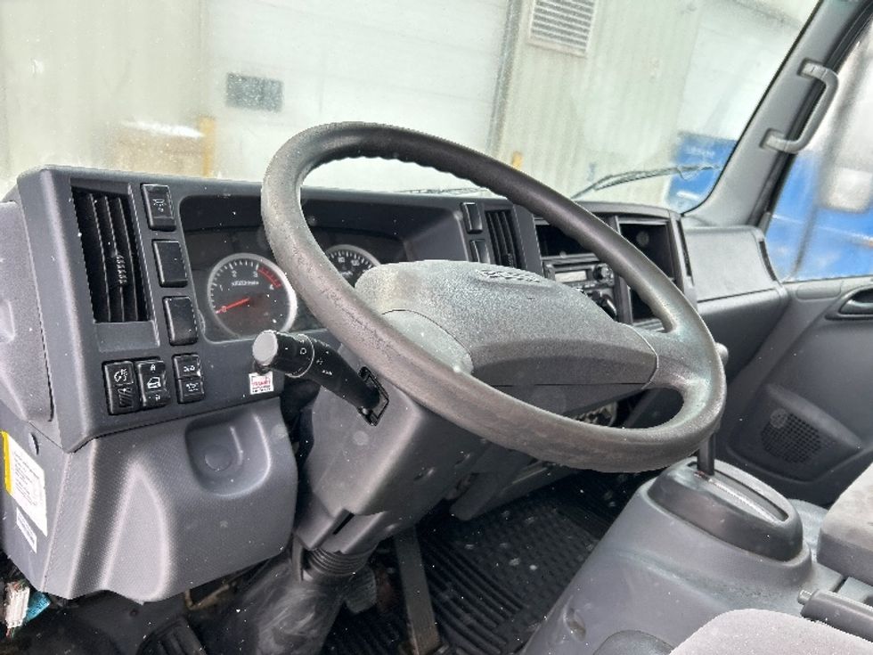 Medium Duty Box Truck-Light and Medium Duty Trucks-Isuzu-2022-NRR-Moncton-NB-188,266\n\t\tkm-$ 65,750 - Image 17