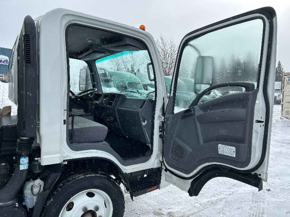 Medium Duty Box Truck-Light and Medium Duty Trucks-Isuzu-2022-NRR-Moncton-NB-188,266\n\t\tkm-$ 65,750 - Image 20