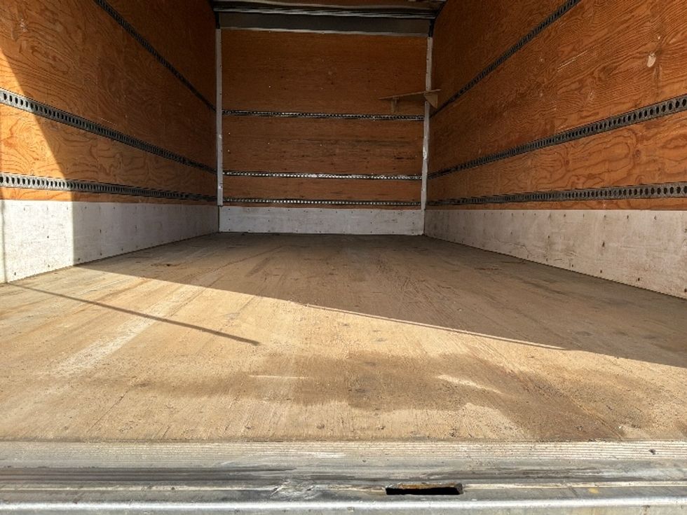 Medium Duty Box Truck-Light and Medium Duty Trucks-Isuzu-2022-NRR-Ste-Foy-PQ-279,450\n\t\tkm-$ 43,500 - Image 10