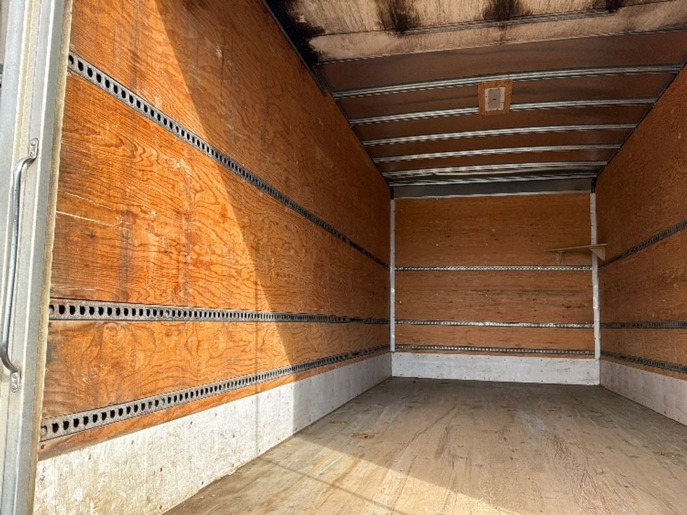 Medium Duty Box Truck-Light and Medium Duty Trucks-Isuzu-2022-NRR-Ste-Foy-PQ-279,450\n\t\tkm-$ 43,500 - Image 11