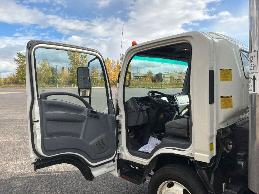 Medium Duty Box Truck-Light and Medium Duty Trucks-Isuzu-2022-NRR-Ste-Foy-PQ-279,450\n\t\tkm-$ 43,500 - Image 16