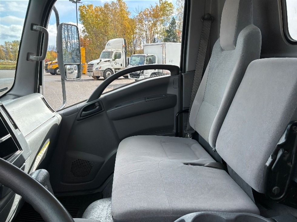 Medium Duty Box Truck-Light and Medium Duty Trucks-Isuzu-2022-NRR-Ste-Foy-PQ-279,450\n\t\tkm-$ 43,500 - Image 19
