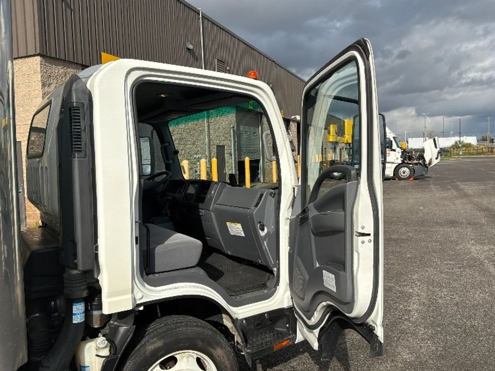 Medium Duty Box Truck-Light and Medium Duty Trucks-Isuzu-2022-NRR-Ste-Foy-PQ-279,450\n\t\tkm-$ 43,500 - Image 20