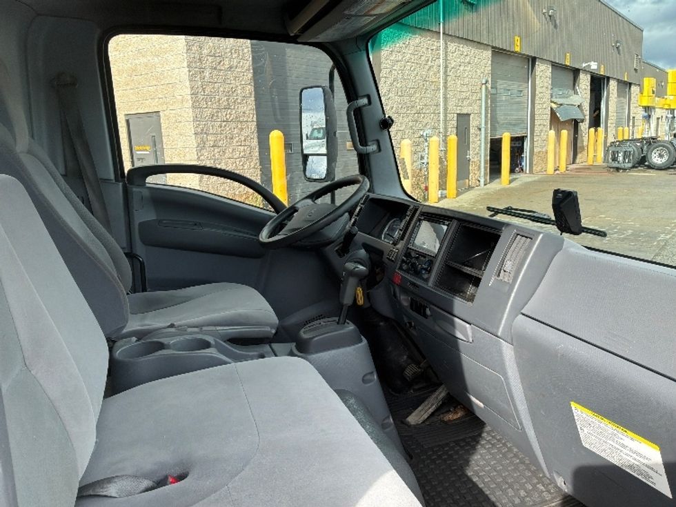 Medium Duty Box Truck-Light and Medium Duty Trucks-Isuzu-2022-NRR-Ste-Foy-PQ-279,450\n\t\tkm-$ 43,500 - Image 22
