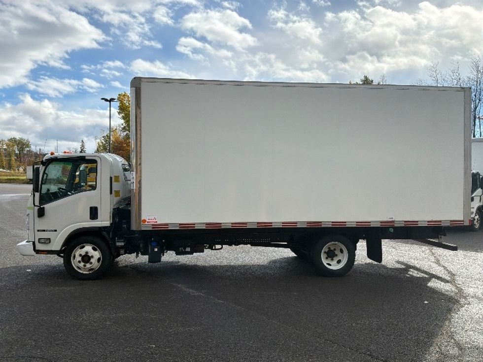 Medium Duty Box Truck-Light and Medium Duty Trucks-Isuzu-2022-NRR-Ste-Foy-PQ-279,450\n\t\tkm-$ 43,500 - Image 4