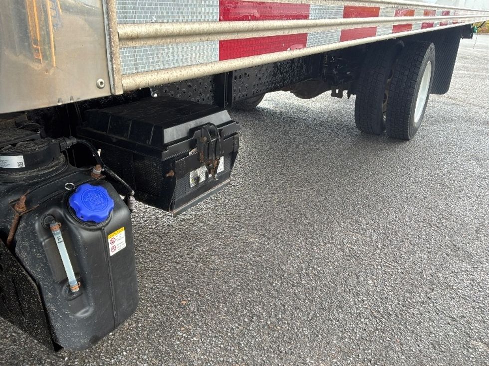 Medium Duty Box Truck-Light and Medium Duty Trucks-Isuzu-2022-NRR-Ste-Foy-PQ-279,450\n\t\tkm-$ 43,500 - Image 5