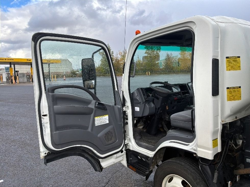 Medium Duty Box Truck-Light and Medium Duty Trucks-Isuzu-2022-NRR-Ste-Foy-PQ-282,850\n\t\tkm-$ 43,000 - Image 16