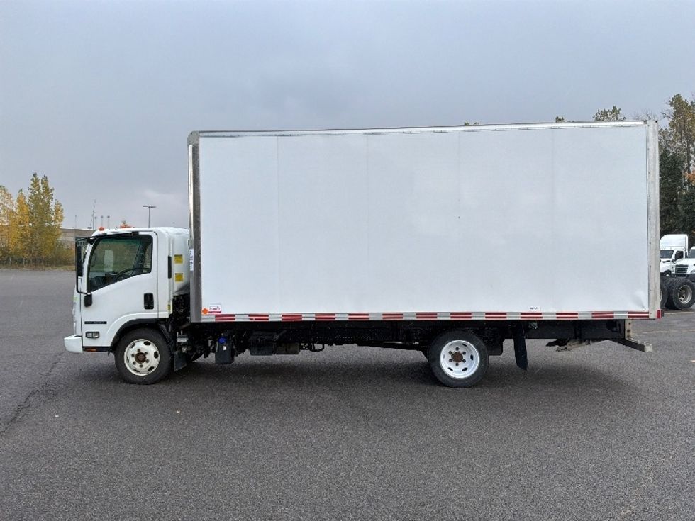 Medium Duty Box Truck-Light and Medium Duty Trucks-Isuzu-2022-NRR-Ste-Foy-PQ-282,850\n\t\tkm-$ 43,000 - Image 4