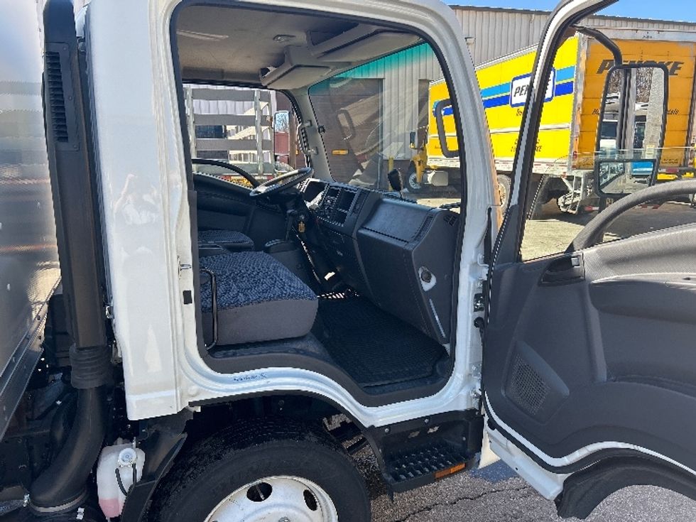 Medium Duty Box Truck-Light and Medium Duty Trucks-Isuzu-2023-NRR-New Bedford-MA-43,458\n\t\tmiles-$ 56,750 - Image 20