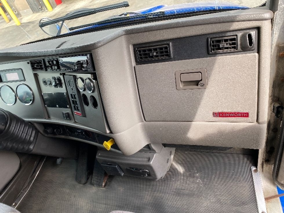 Medium Duty Box Truck-Light and Medium Duty Trucks-Kenworth-2018-T370-Coxsackie-NY-200,141\n\t\tmiles-$ 41,750 - Image 21