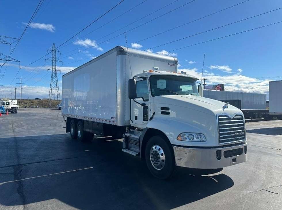 Medium Duty Box Truck-Light and Medium Duty Trucks-Mack-2018-CXU613-Milwaukee-WI-446,595
miles-$ 51,250