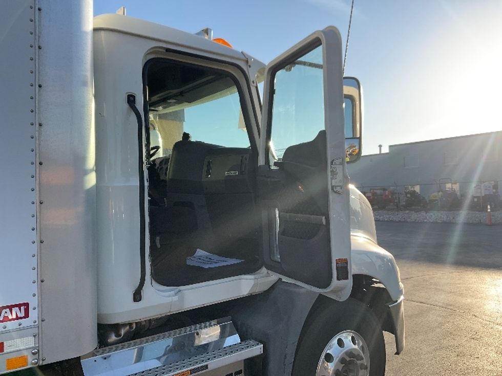 Medium Duty Box Truck-Light and Medium Duty Trucks-Mack-2018-CXU613-Milwaukee-WI-446,595\n\t\tmiles-$ 51,250 - Image 19