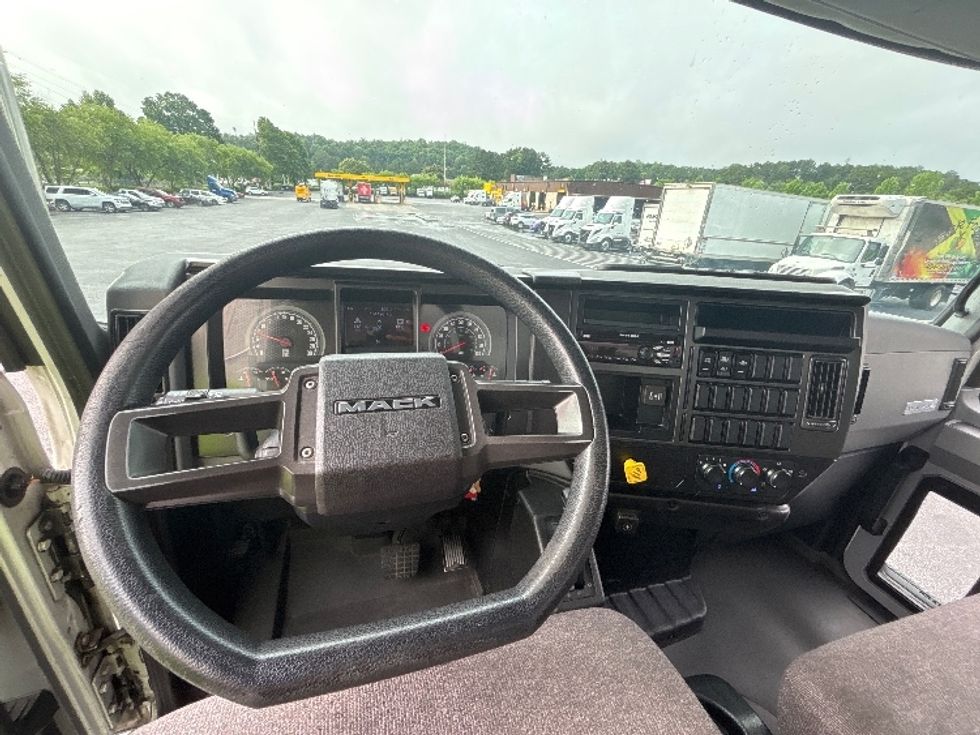 Medium Duty Box Truck-Light and Medium Duty Trucks-Mack-2021-MD6-Atlanta-GA-154,503\n\t\tmiles-$ 65,750 - Image 17