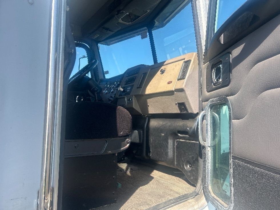 Medium Duty Box Truck-Light and Medium Duty Trucks-Peterbilt-2008-335-Windsor-WI-154,602\n\t\tmiles-$ 9,000 - Image 20