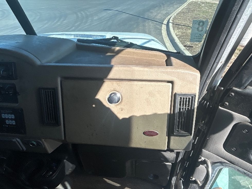 Medium Duty Box Truck-Light and Medium Duty Trucks-Peterbilt-2008-335-Windsor-WI-154,602\n\t\tmiles-$ 9,000 - Image 21