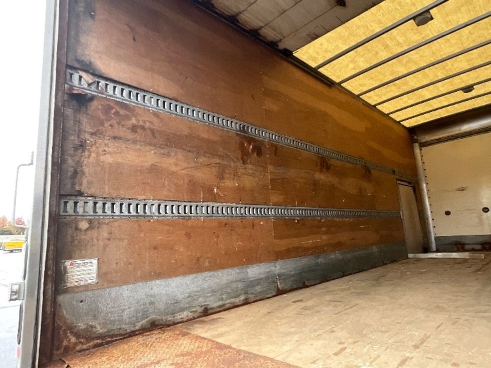 Medium Duty Box Truck-Light and Medium Duty Trucks-Peterbilt-2015-337-London-ON-736,528\n\t\tkm-$ 11,750 - Image 10