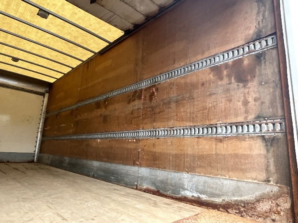 Medium Duty Box Truck-Light and Medium Duty Trucks-Peterbilt-2015-337-London-ON-736,528\n\t\tkm-$ 11,750 - Image 11