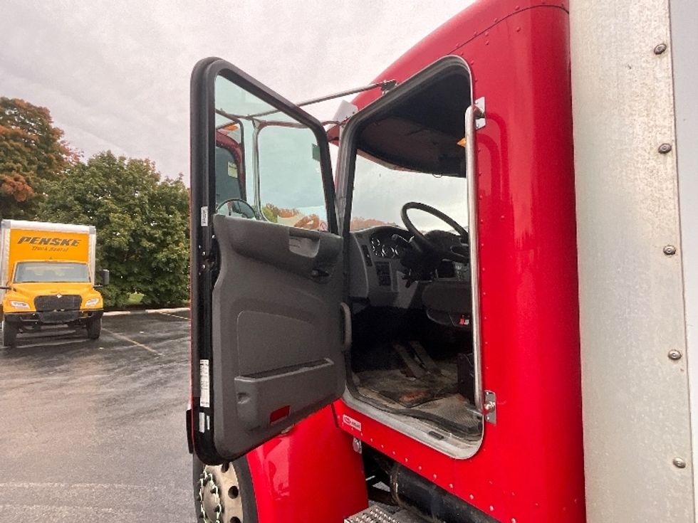 Medium Duty Box Truck-Light and Medium Duty Trucks-Peterbilt-2015-337-London-ON-736,528\n\t\tkm-$ 11,750 - Image 15